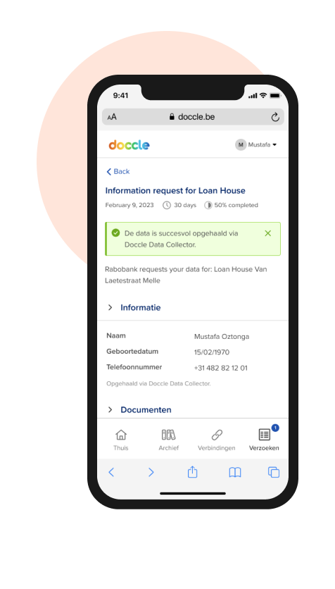 Een smartphone met daarop een informatieverzoek, waarin de opgehaalde informatie reeds ingevuld is